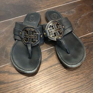 In GUC Navy Tory Burch sandals